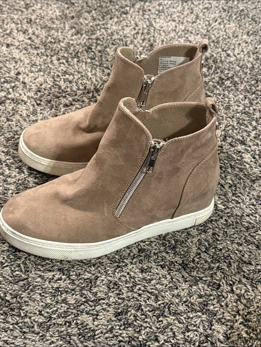 Steve Madden Wedgie Size 5 Taupe Hidden Wedge Sneaker Booties